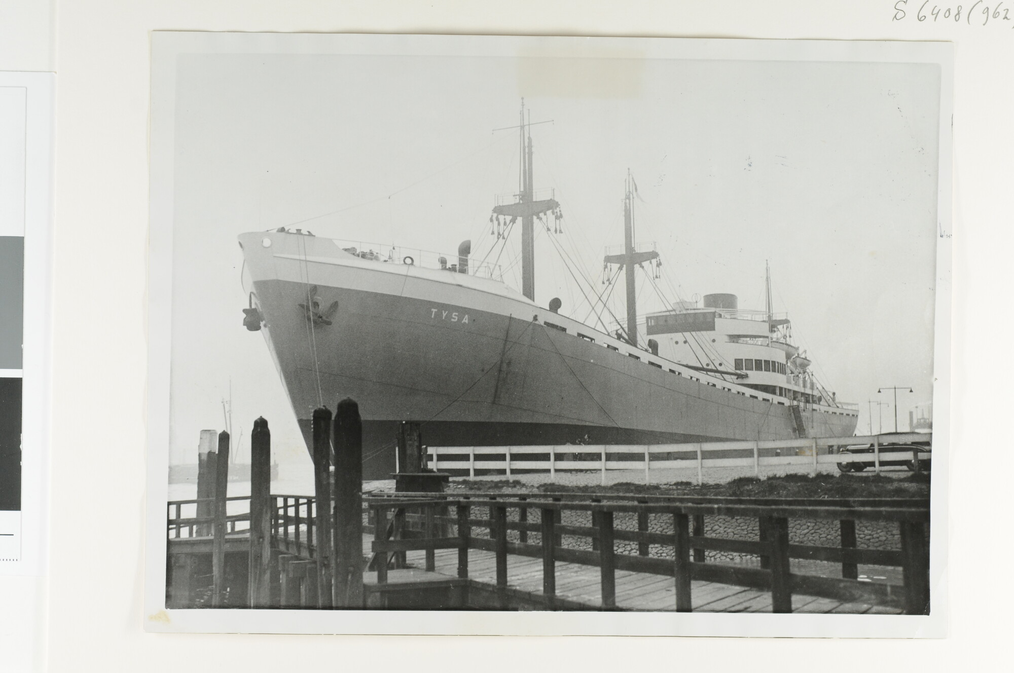 S.6408(0962); Het vrachtschip ms. Tysa van de Stoomvaart Maatschappij Vrachtvaart ligt [...]; foto