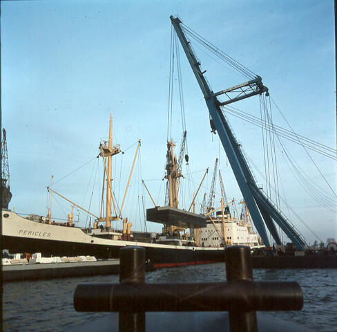 S.9100(7974); Dia van het vrachtschip ms. 'Pericles' van de KNSM afgemeerd aan de Surinamekade te Amsterdam; diapositief