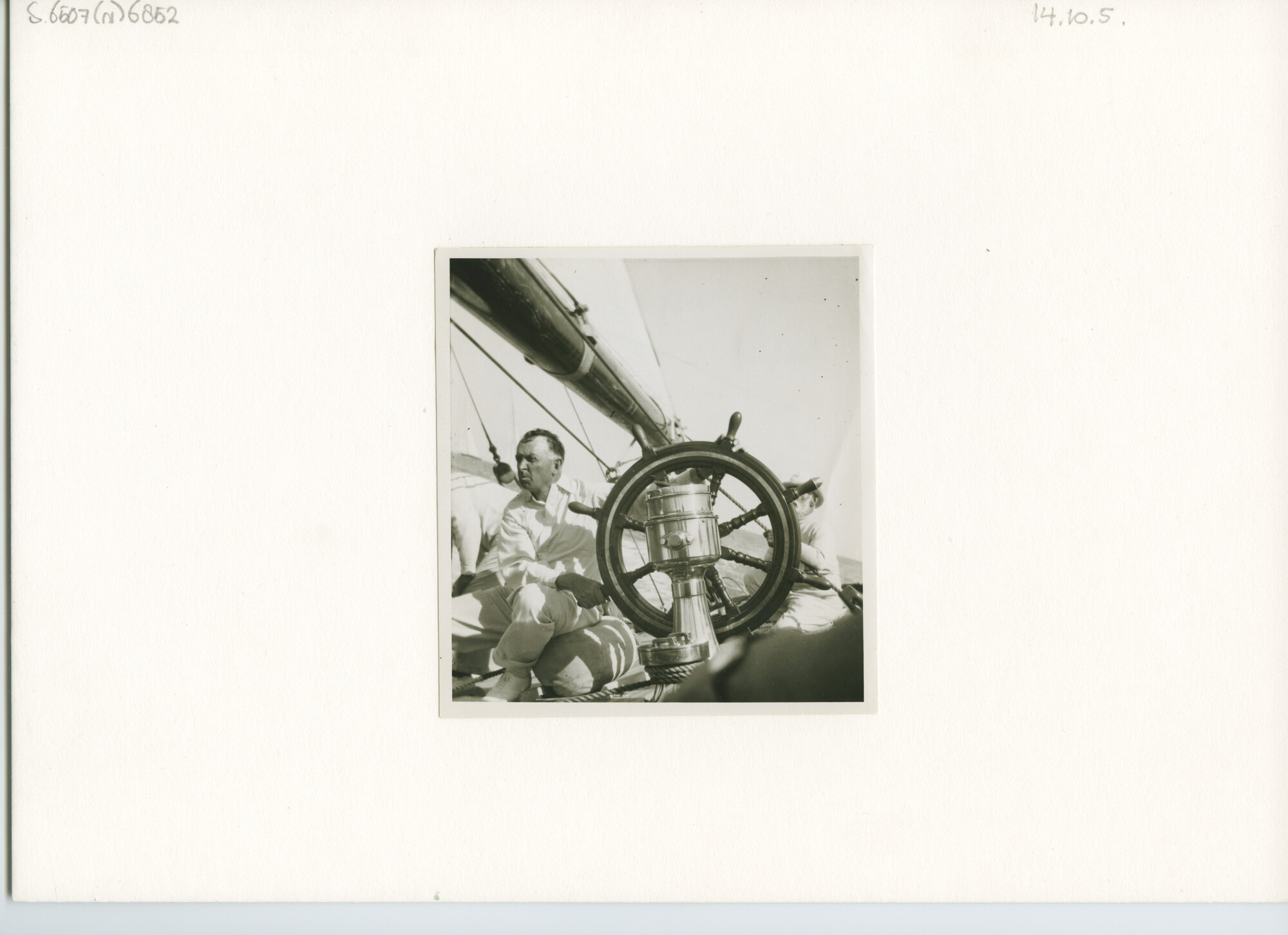 S.6507(01)6852; Foto van T.O.M. Sopwith, eigenaar J-klasse jachten; foto