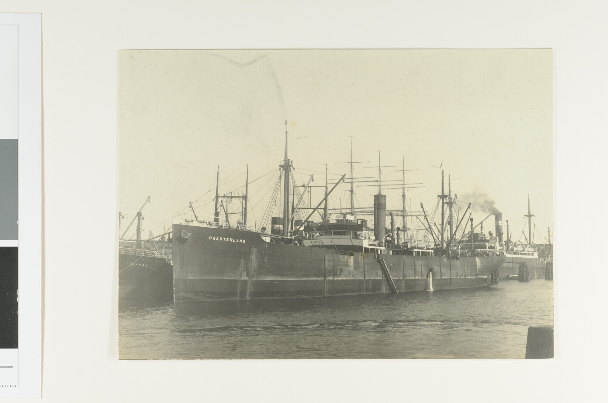 S.5816(02)01; Het vrachtschip ss. Gaasterland van de Koninklijke Hollandsche Lloyd in een haven; foto