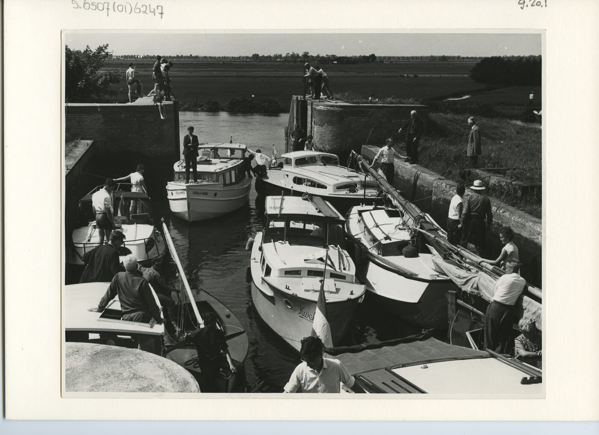 S.6507(01)6247; Foto van sluis bij Hennipsloot; foto