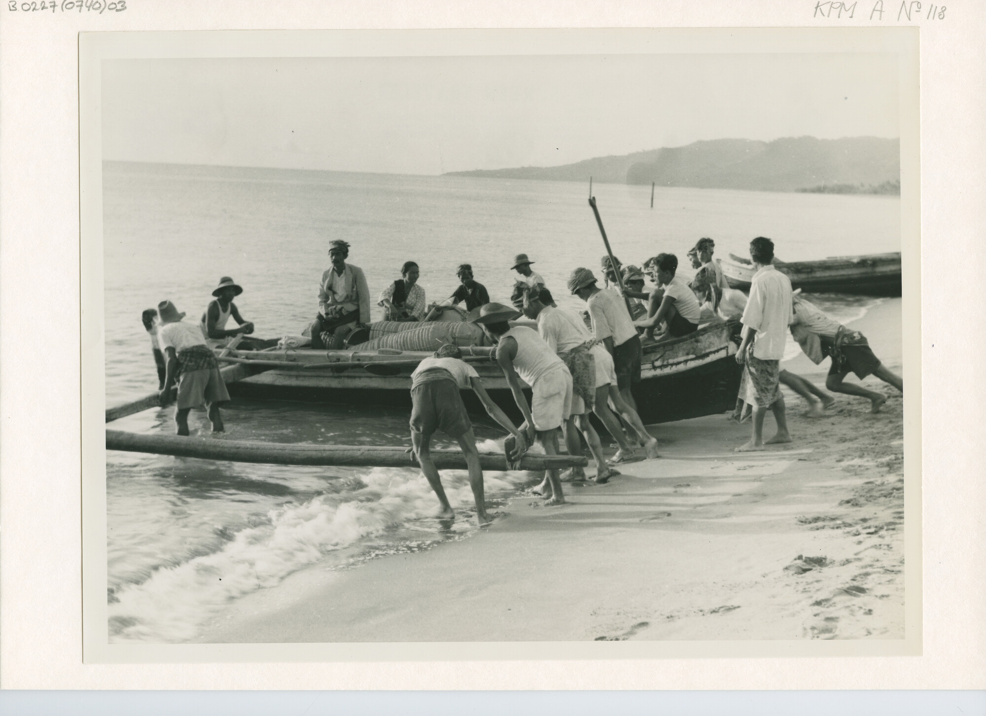 B.0227(0740)03; Foto van prauwen op het strand van Ampenan (Lombok); foto