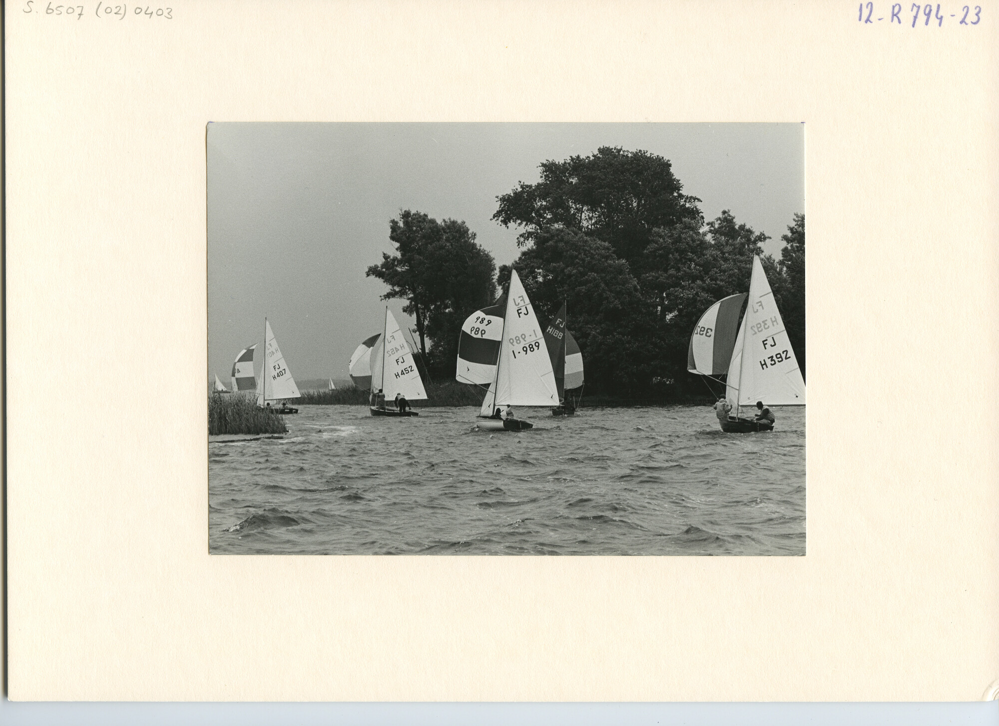 S.6507(02)0403.01; Zwart-wit foto van het Europees Kampioenschap Flying Junior 1964 op de Loosdrechtse Plassen; foto