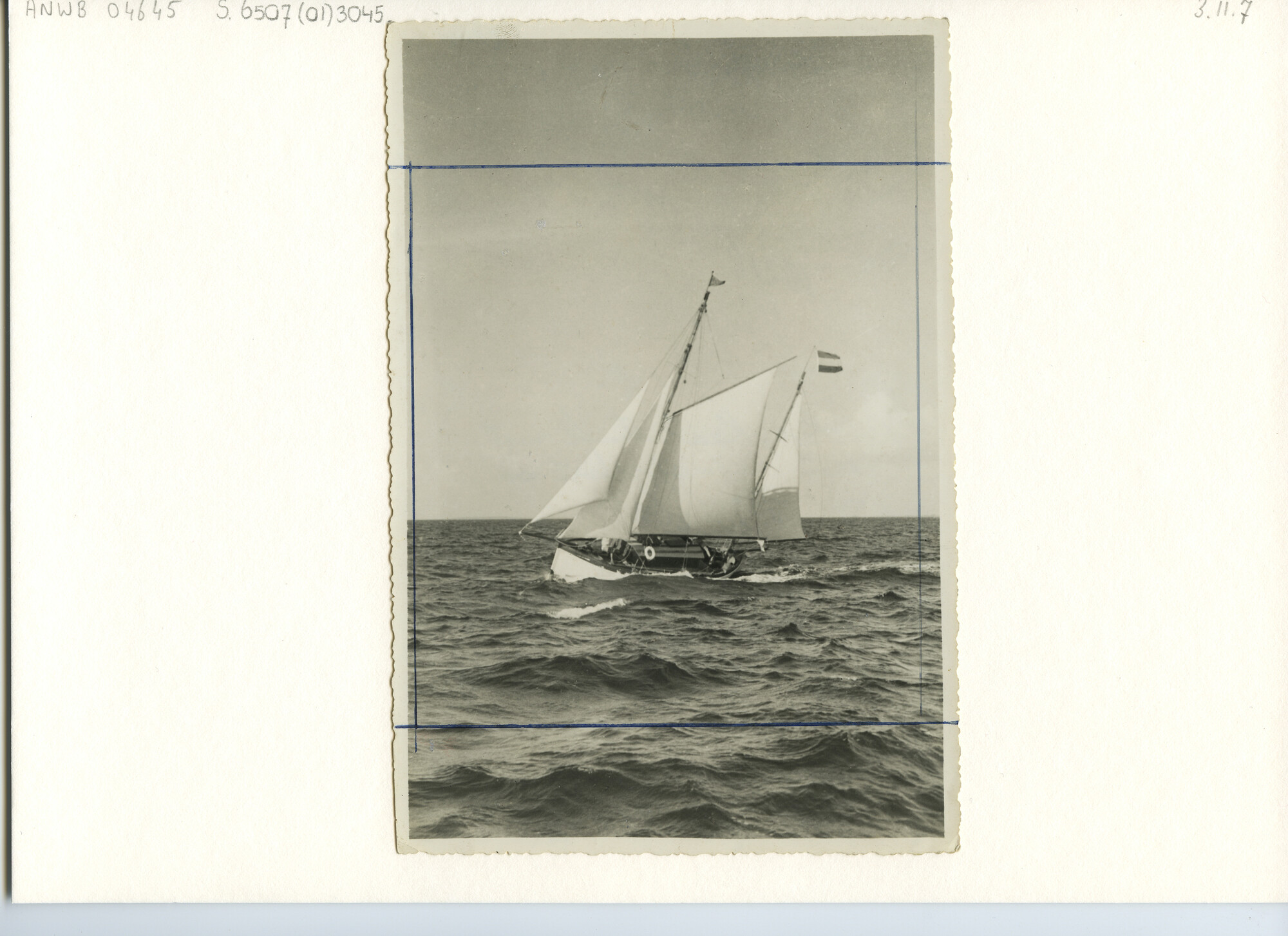 S.6507(01)3045; De witgeschilderde tweemast zeilsloep met kajuit Kea hoog aan de wind op de Javazee; foto