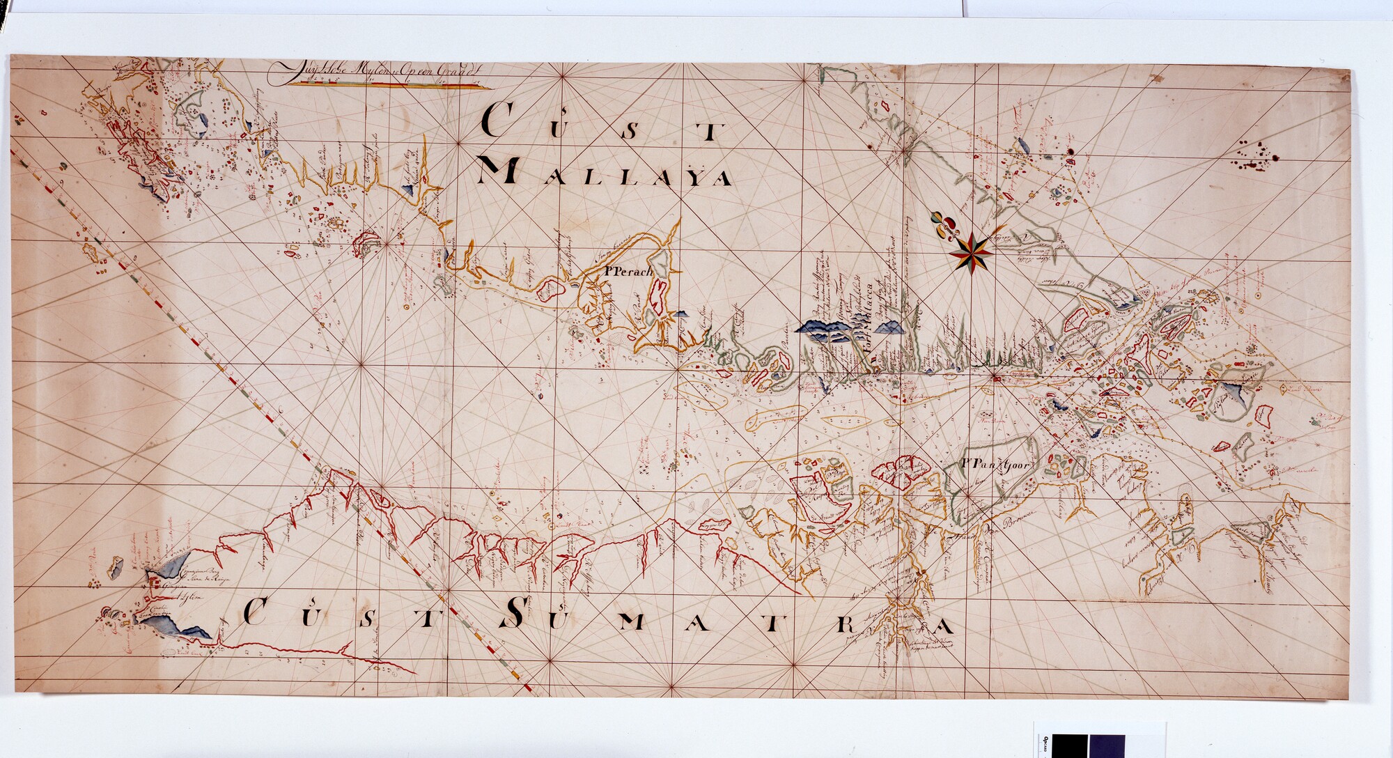 A.4974(01); Gekleurde handschriftkaart van Straat Malakka met een gedeelte van de kust van Sumatra en Malakka, tussen Poulu Rondo en Singapore; zeekaart