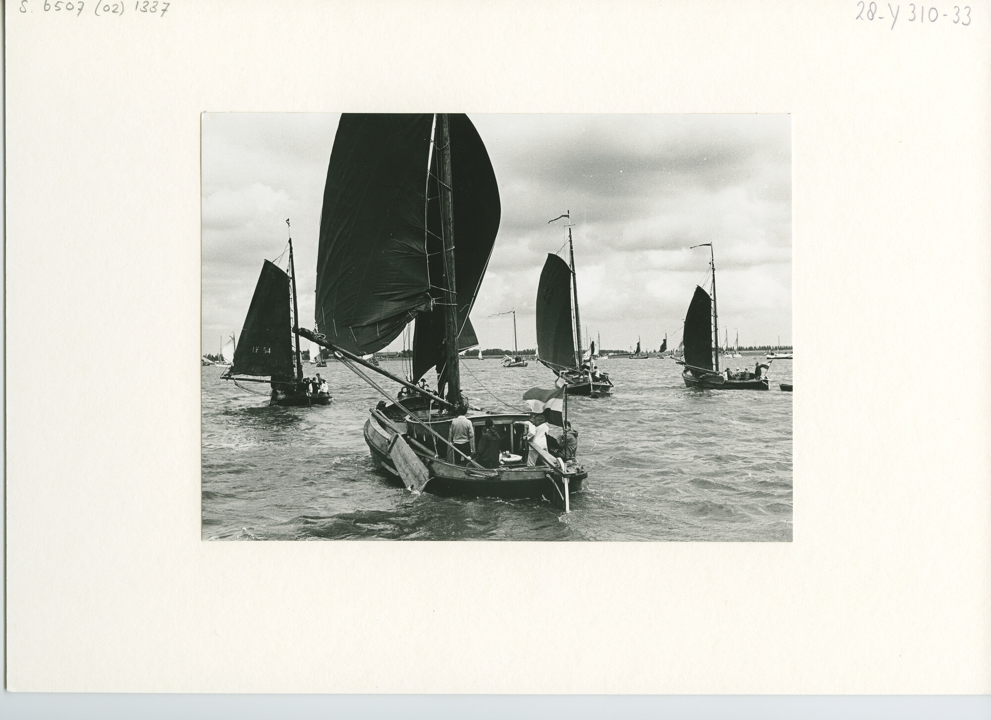 S.6507(02)1337.03; Zwart-wit foto van de reunie van ronde en platbodemjachten te Lemmer: admiraalzeilen; foto
