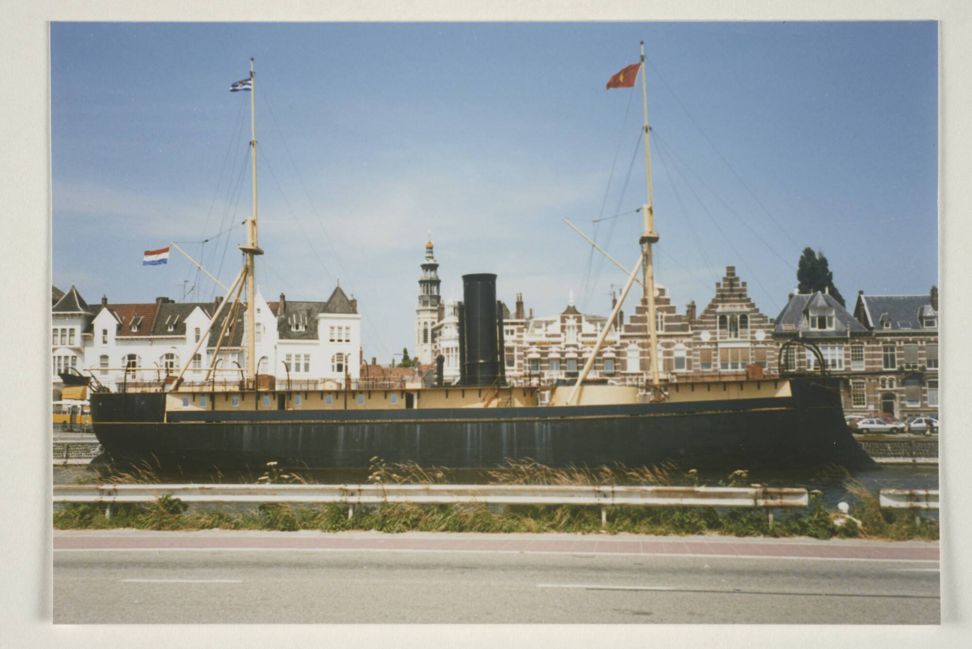 1997.1763; Kleurenfoto van het gerestaureerde ramschip Schorpioen [...]; foto