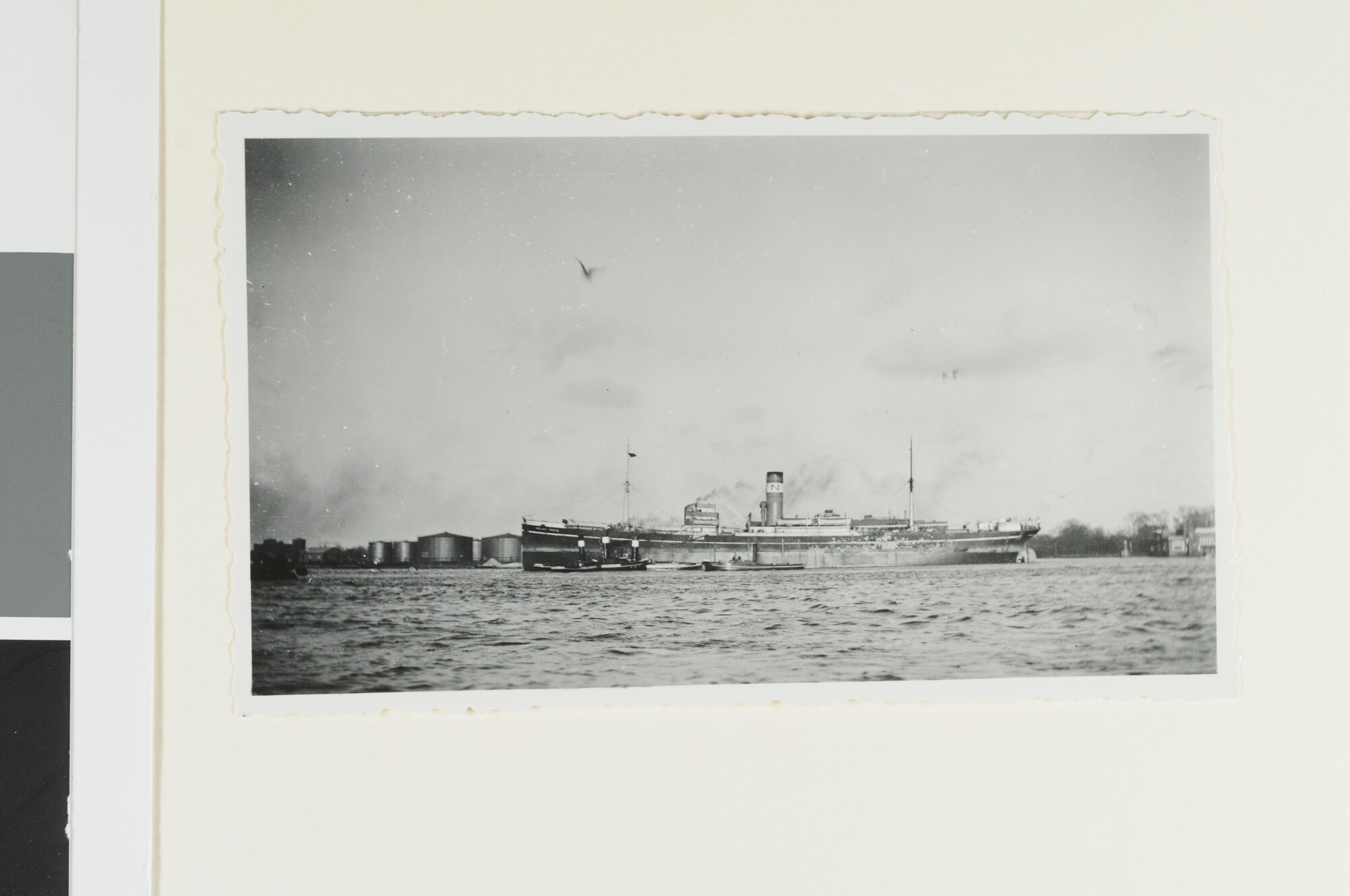 S.4380(04)521 [nr 0002]; Het vrachtschip ss. Nicolaou Virginia (ex- Vechtdijk van de HAL) [...]; foto
