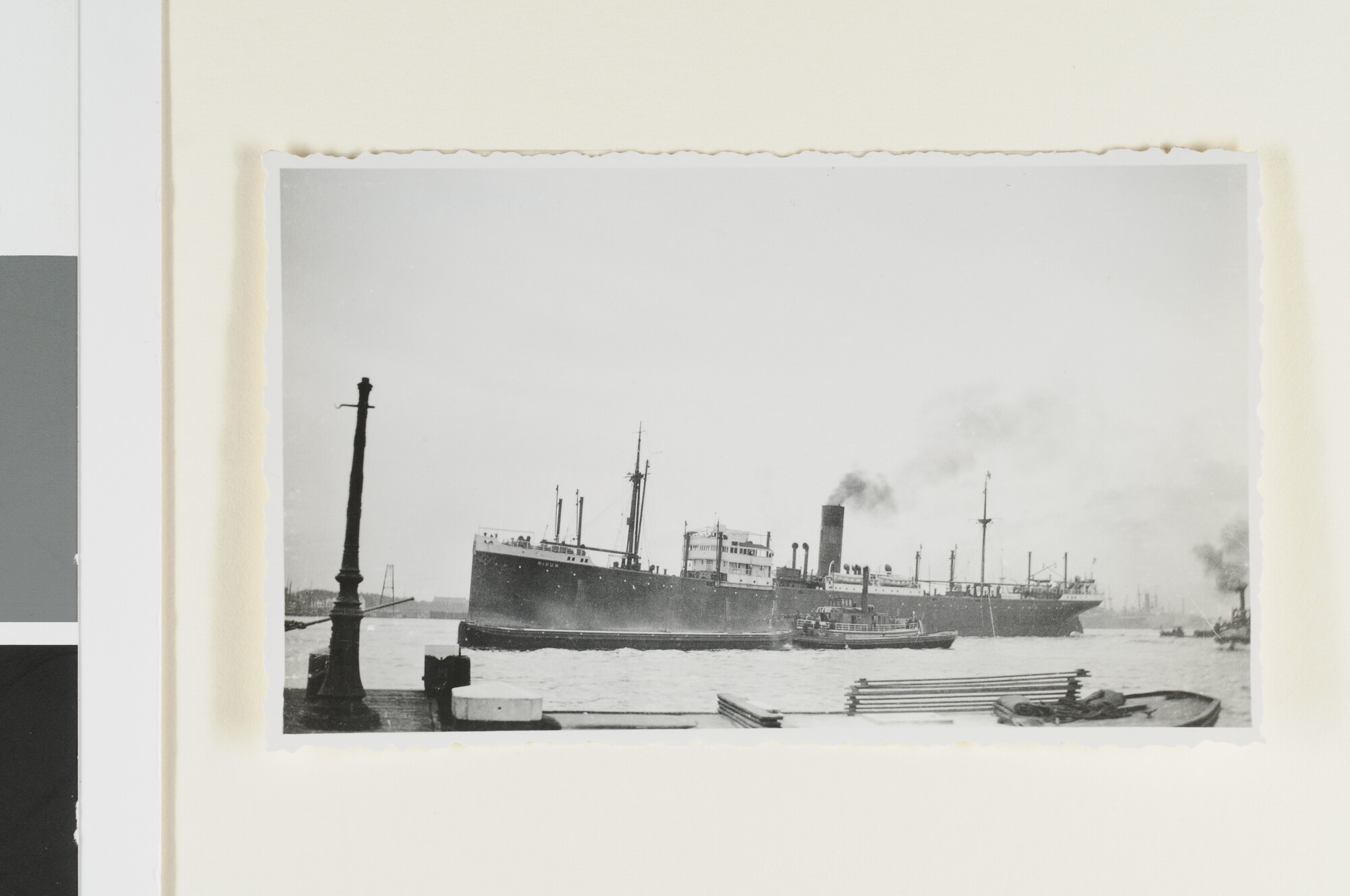 S.4380(04)413; Het vrachtschip ss. Riouw vertrekt uit de haven van Amsterdam; foto