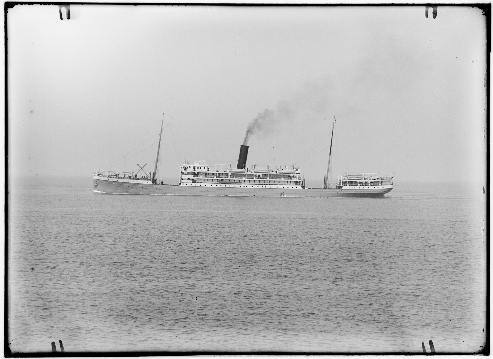 2018.1213; Glasnegatief van het vracht- en passagiersschip Goentoer (Nederlands, 1902); glasnegatief