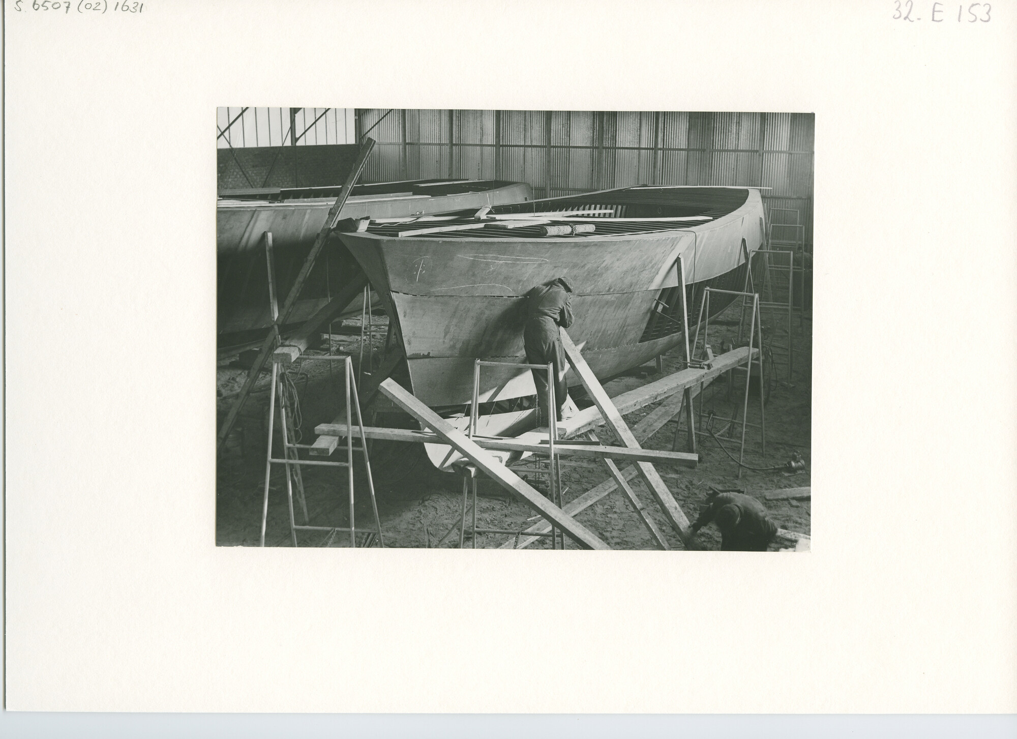 S.6507(02)1631.01; Zwart-wit foto van twee stalen motorkruisers, afm.: 19,50 x 4,88 x 1,15 meter in [...]; foto