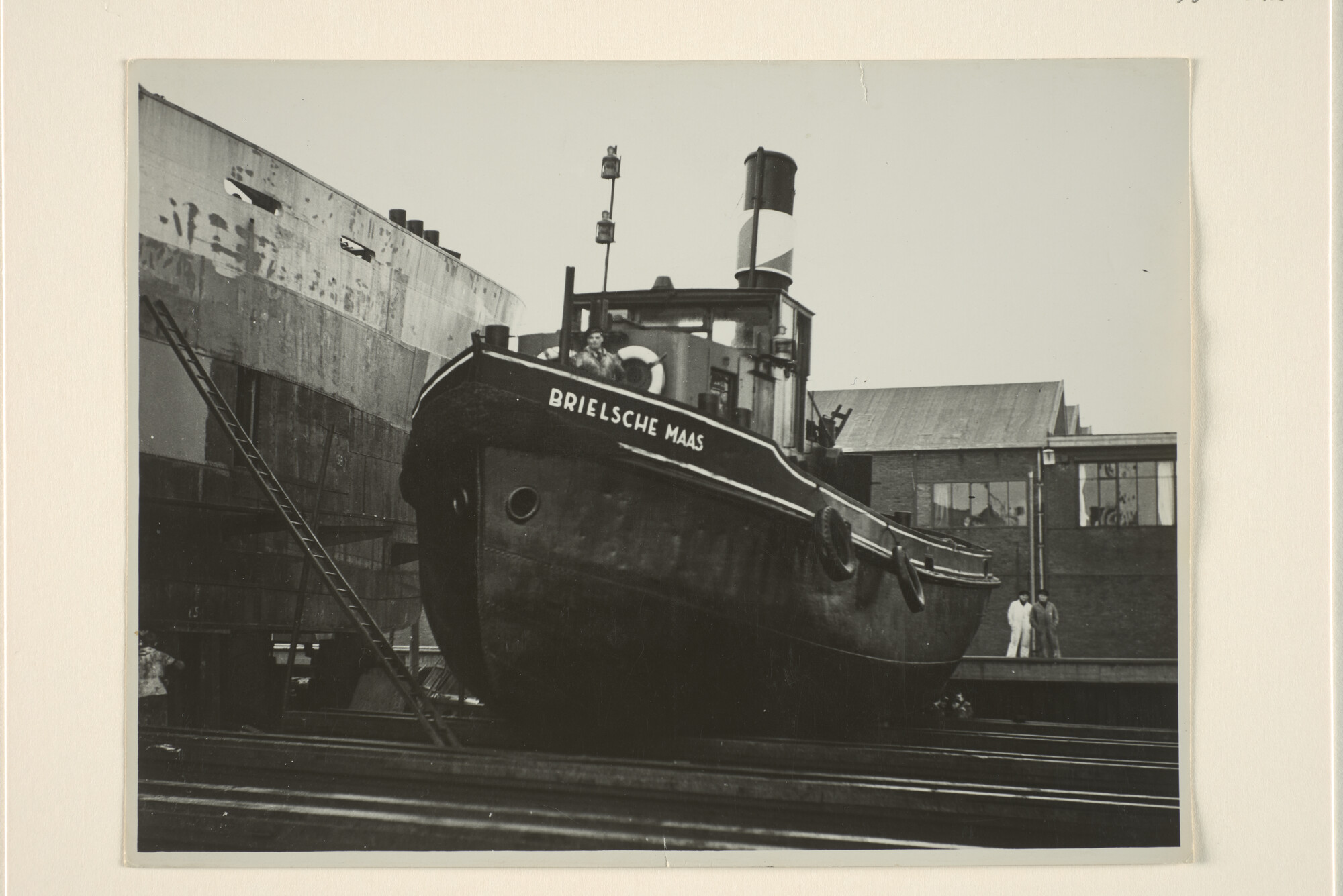 1995.5542; De sleepboot 'Brielsche Maas' in onderhoud in een droogdok (Vooraanzicht); foto