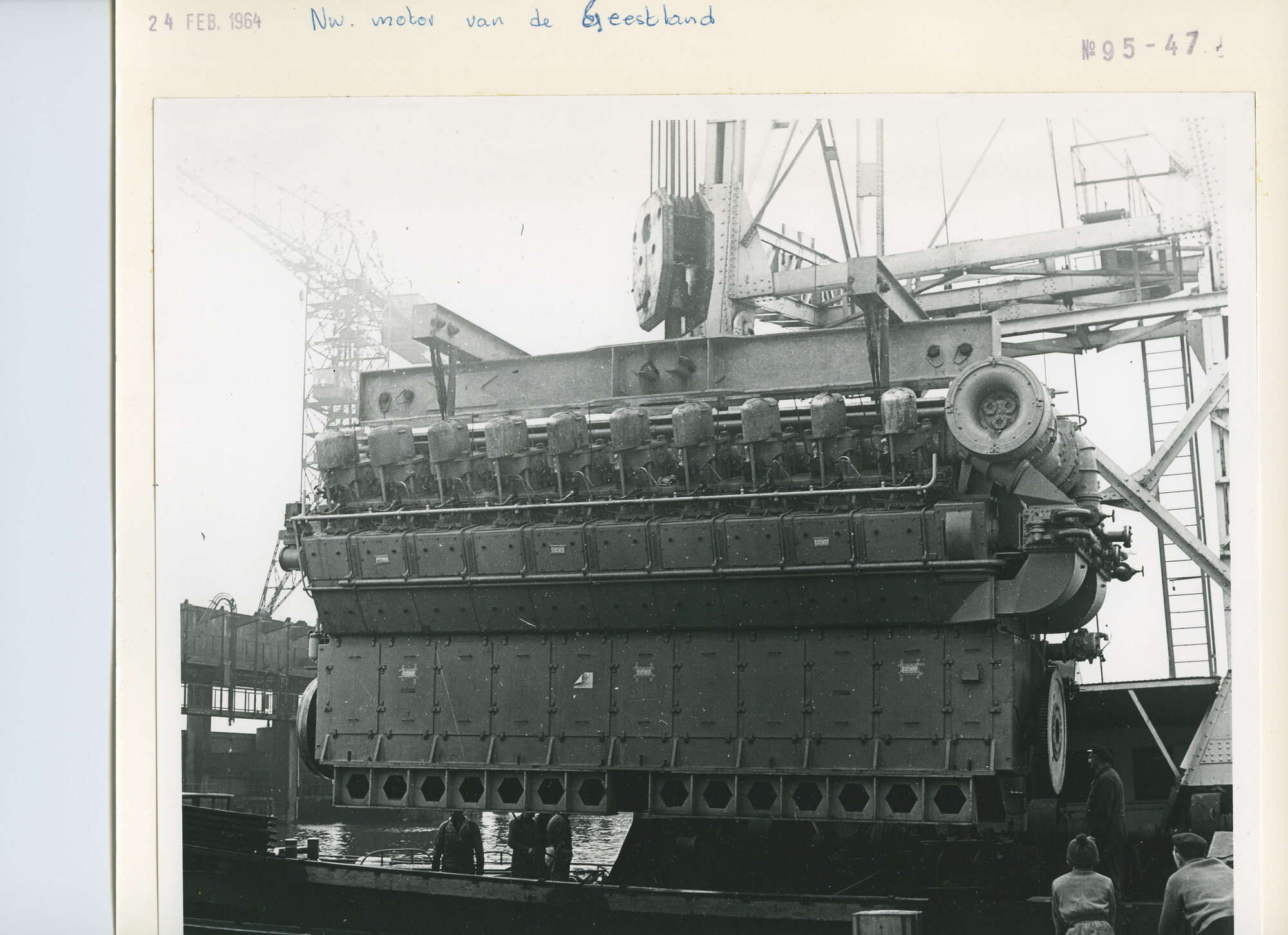 S.5444(4243)1; Foto van het inhijsen van een nieuwe hoofdmotor in het koelschip Geestland; foto