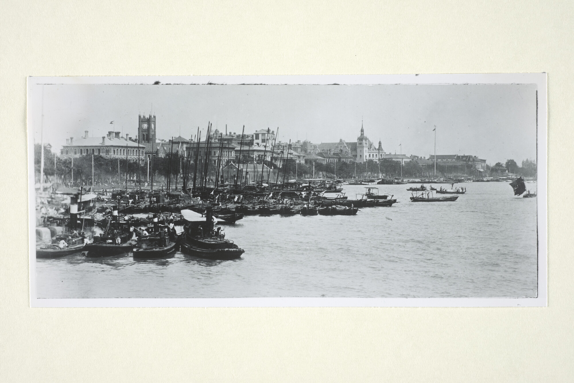 1997.1156; Klokkentoren en aanlegplaats van sampans en dekschuiten te Shanghai, 1912; foto