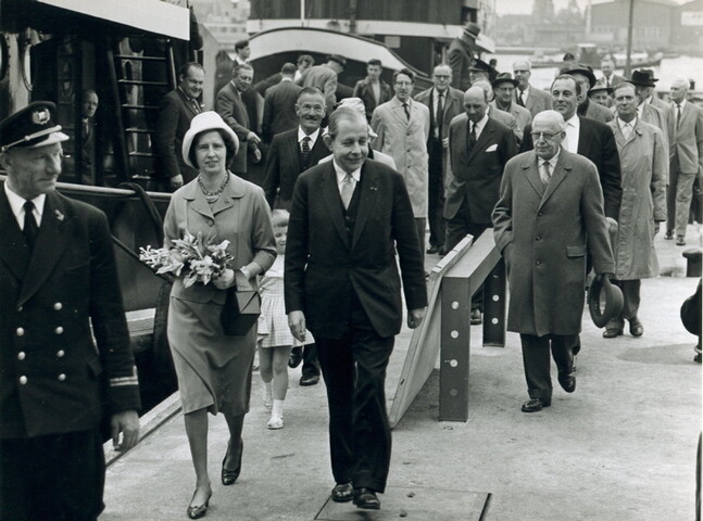 2001.1753; Foto's van de in gebruikneming van het hoofdkantoor van Reederij v/h Gebroeders Goedkoop aan de Westerdoksdijk 40 te Amsterdam in april 1962 [...]; fotoreportage