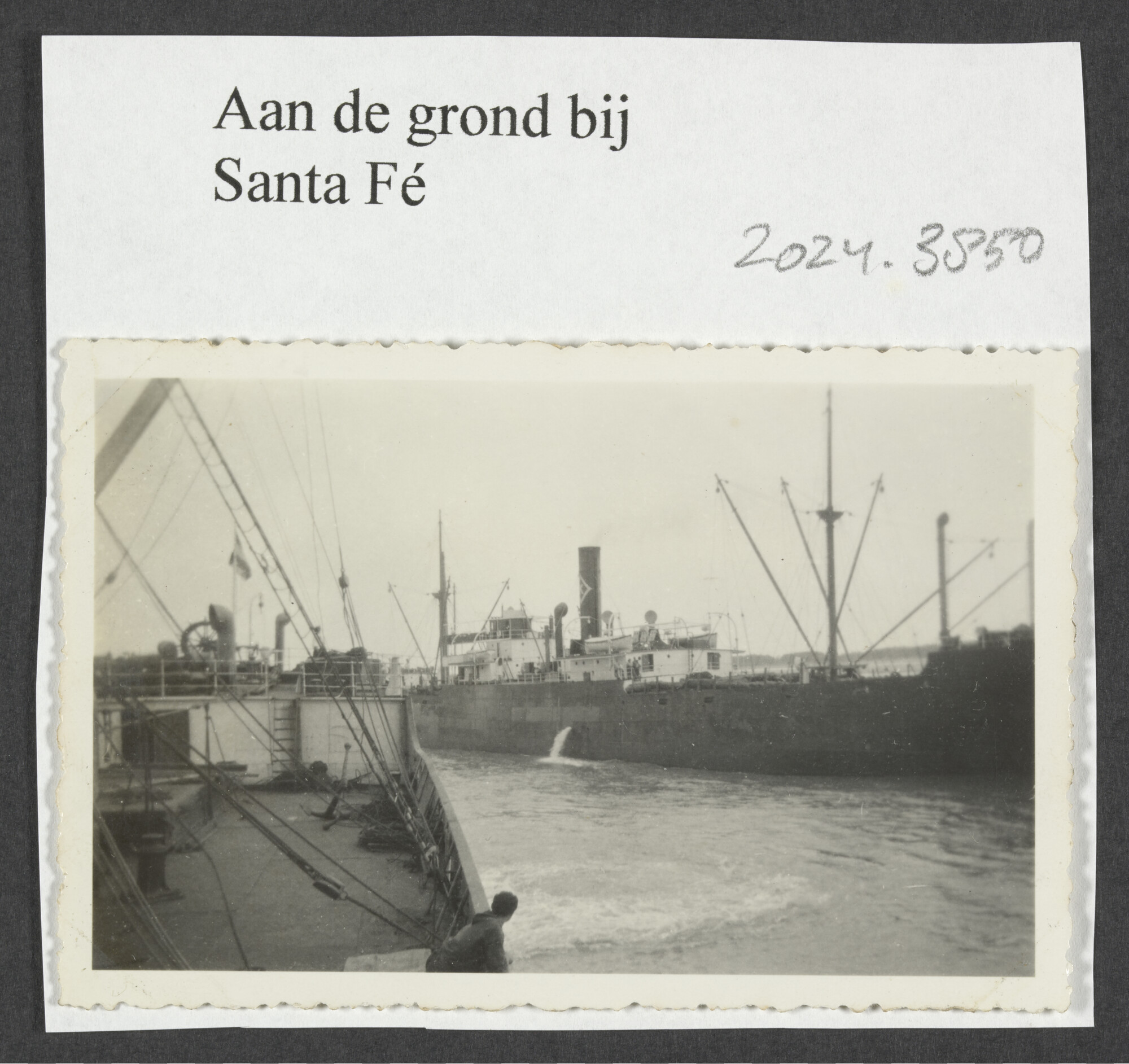 2024.3850; Zwart-wit foto "Aan de grond bij Santa Fé"; foto