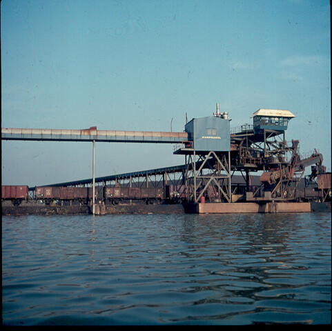 S.9100(0466); Ertsoverslag in haven Amsterdam; diapositief