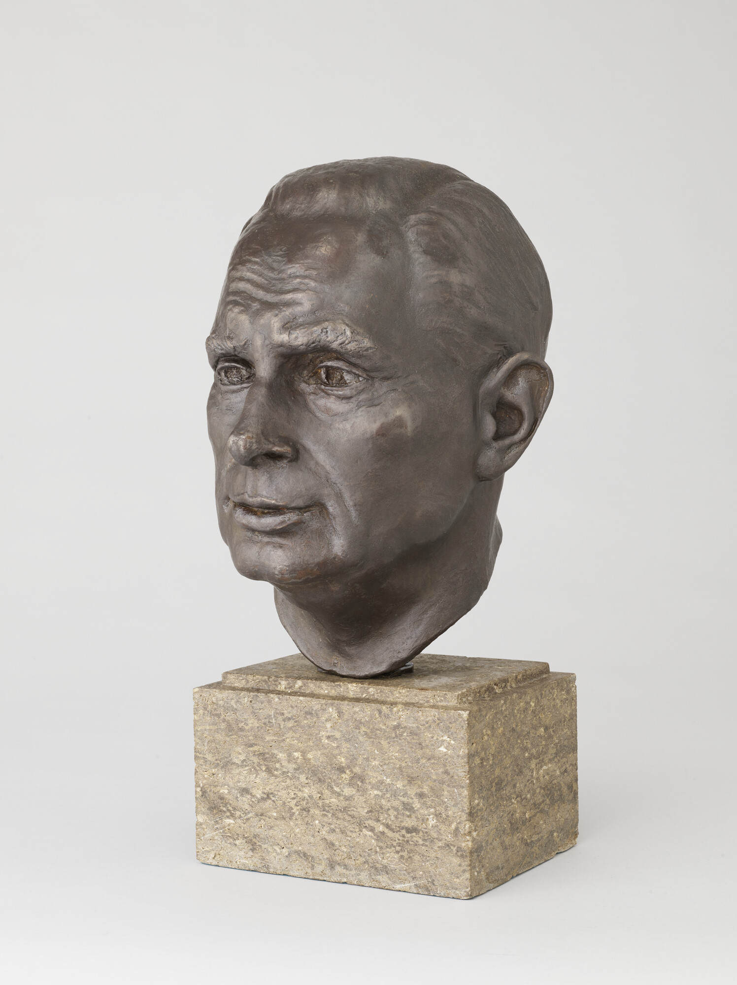 B.0276(09)h; Bronzen buste op stenen voetstuk van J. Olyslager; beeld