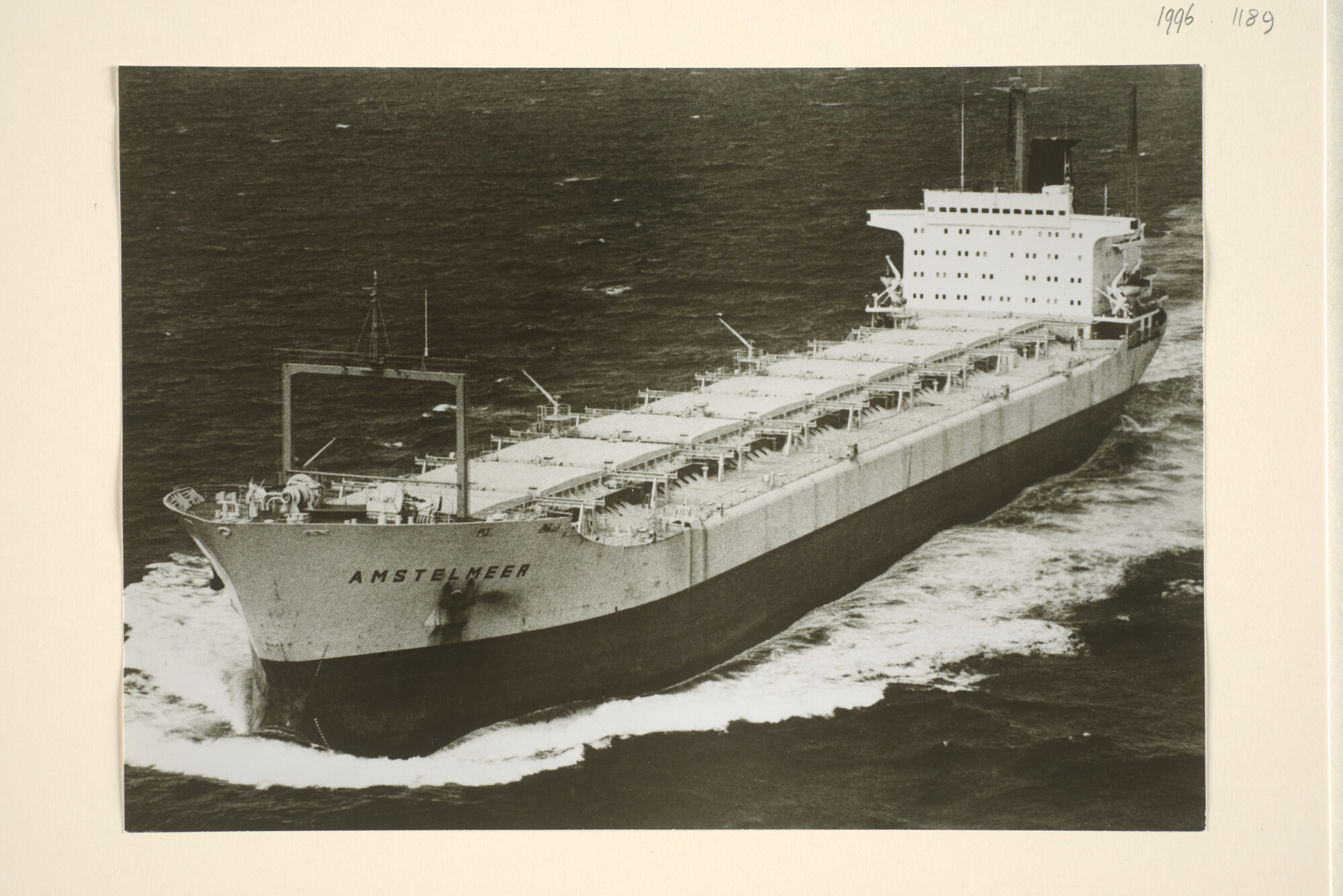 1996.1189; De bulkcarrier ms. 'Amstelmeer' van Holland Bulk Transport BV; foto