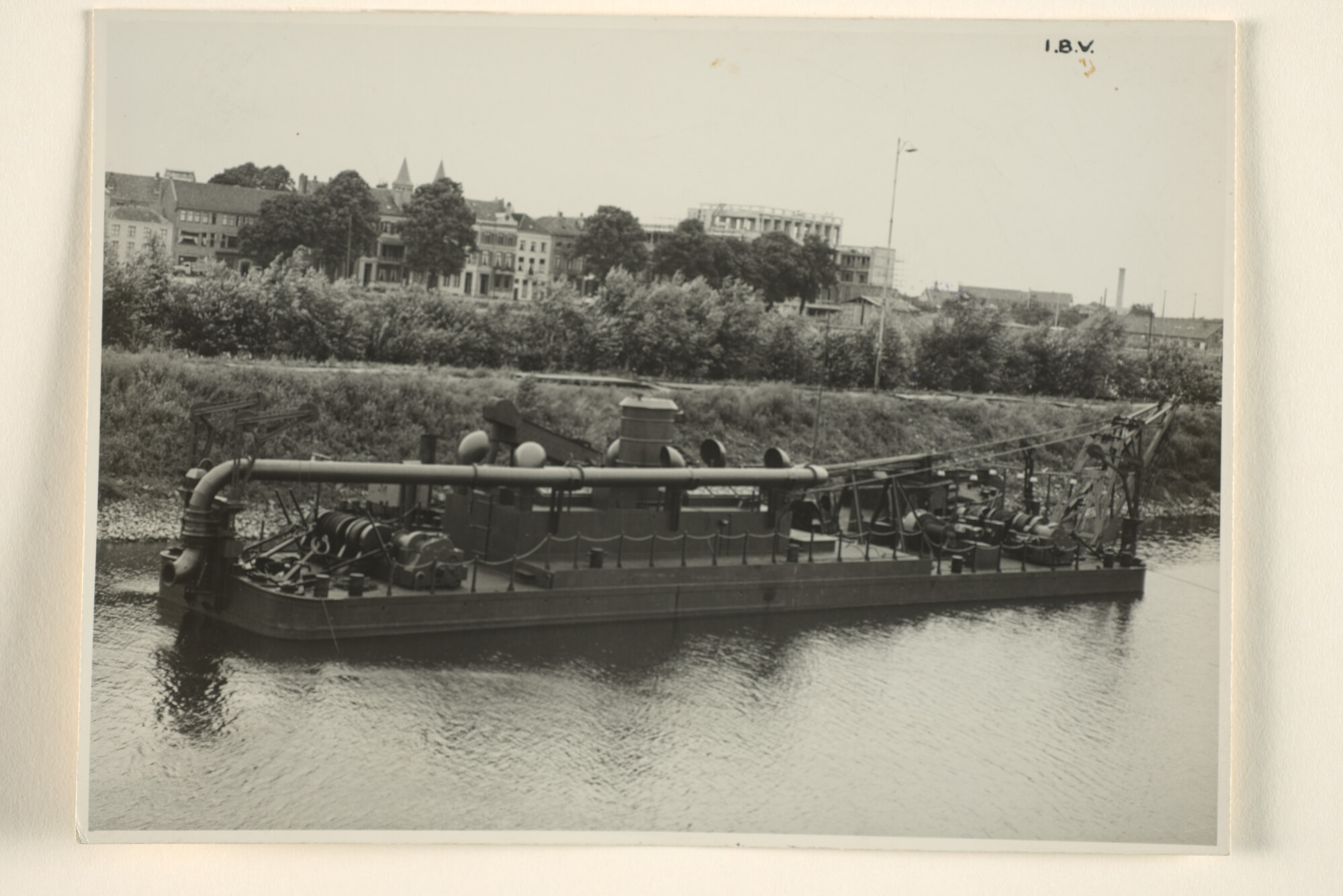 1996.3400; Reproductiefoto van een diesel-elektrische cutterzuiger in 1960 bij de ASM; foto