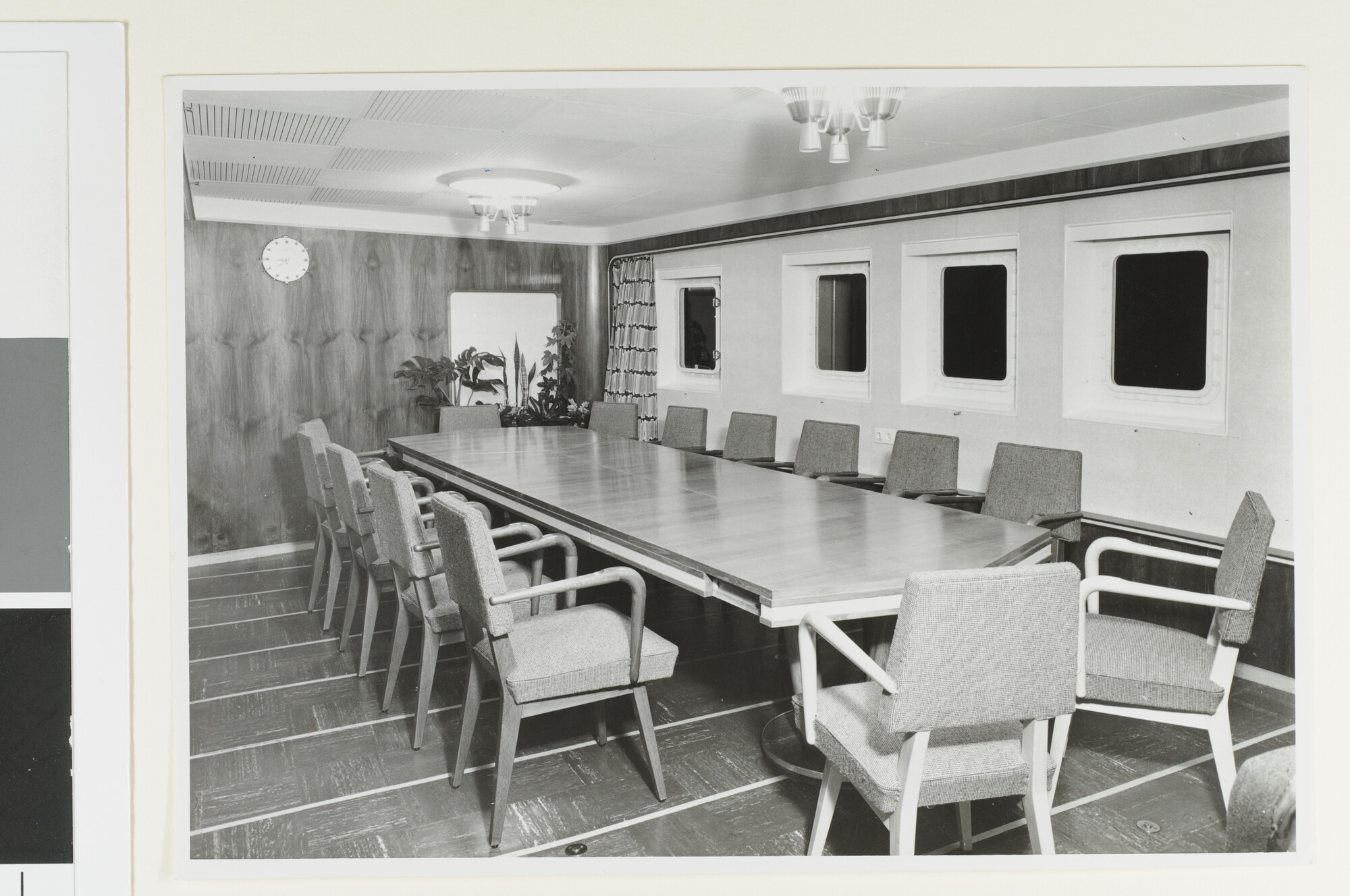 S.7032(025); Interieurfoto van de diningroom aan boord van het vrachtschip ms. 'Woltersum' van de NV; foto