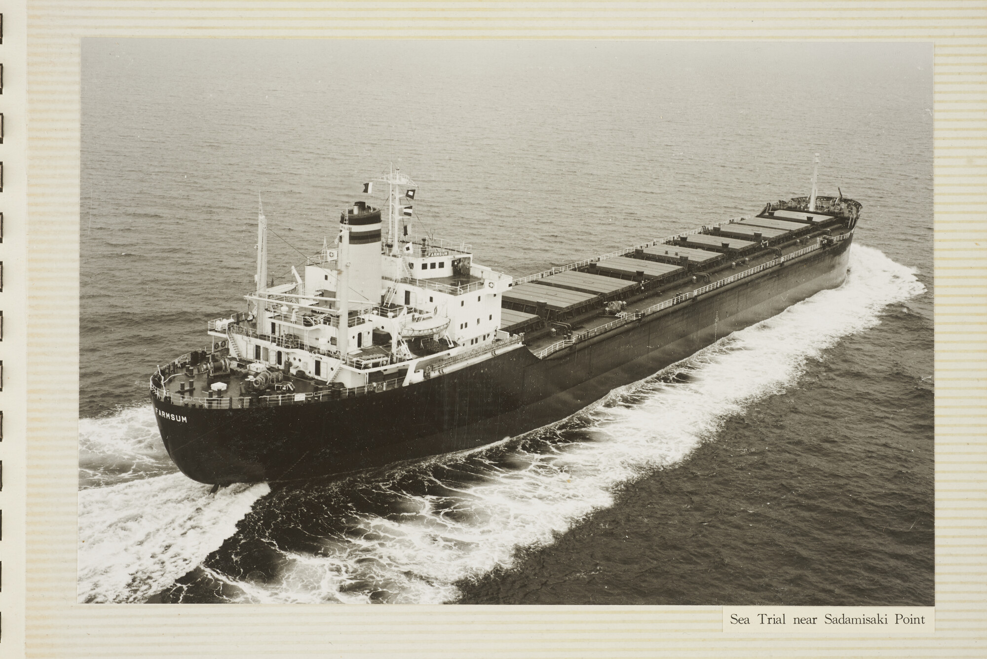 1994.1001; Werfalbum met foto's van werf, kiellegging, bouw, tewaterlating, proefvaart en interieur van de ms. 'Farmsum'; fotoalbum