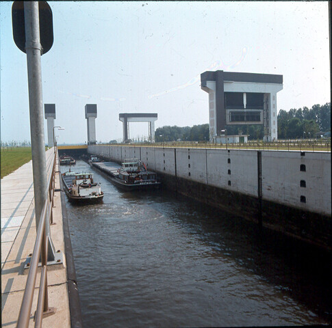 S.9100(7321); Dia van de binnenvaartschepen ms. Vreeswijk en Westwijk in de nieuwe [...]; diapositief