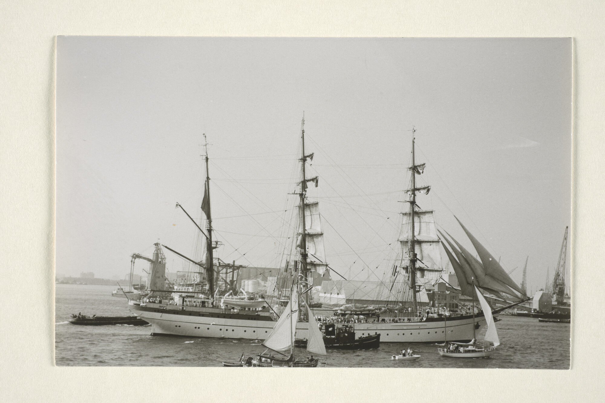 1997.1933; Fotos van het Duitse zeilende schoolschip Gorch Fock gezien bij vertrek [...]; fotoreportage