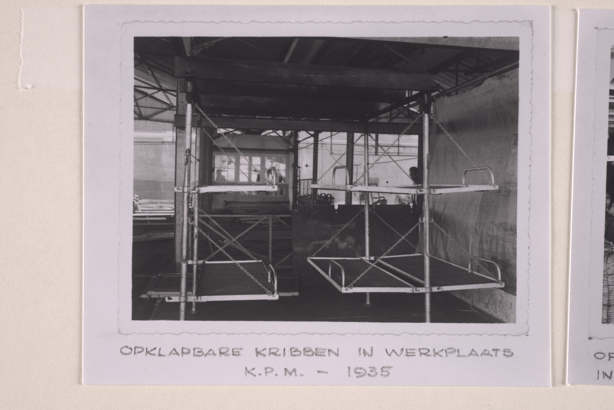 1994.5893; Reproductiefotos van opklapbare kooien (kribben) gebruikt op de tussendekken van het ms. Boissevain; fotoreportage