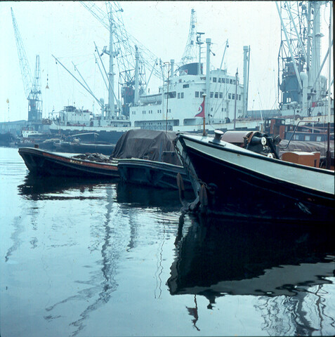 S.9100(1977); Dia van het vrachtschip ms. 'Camerounkust' van de SMN, met binnenschepen; diapositief