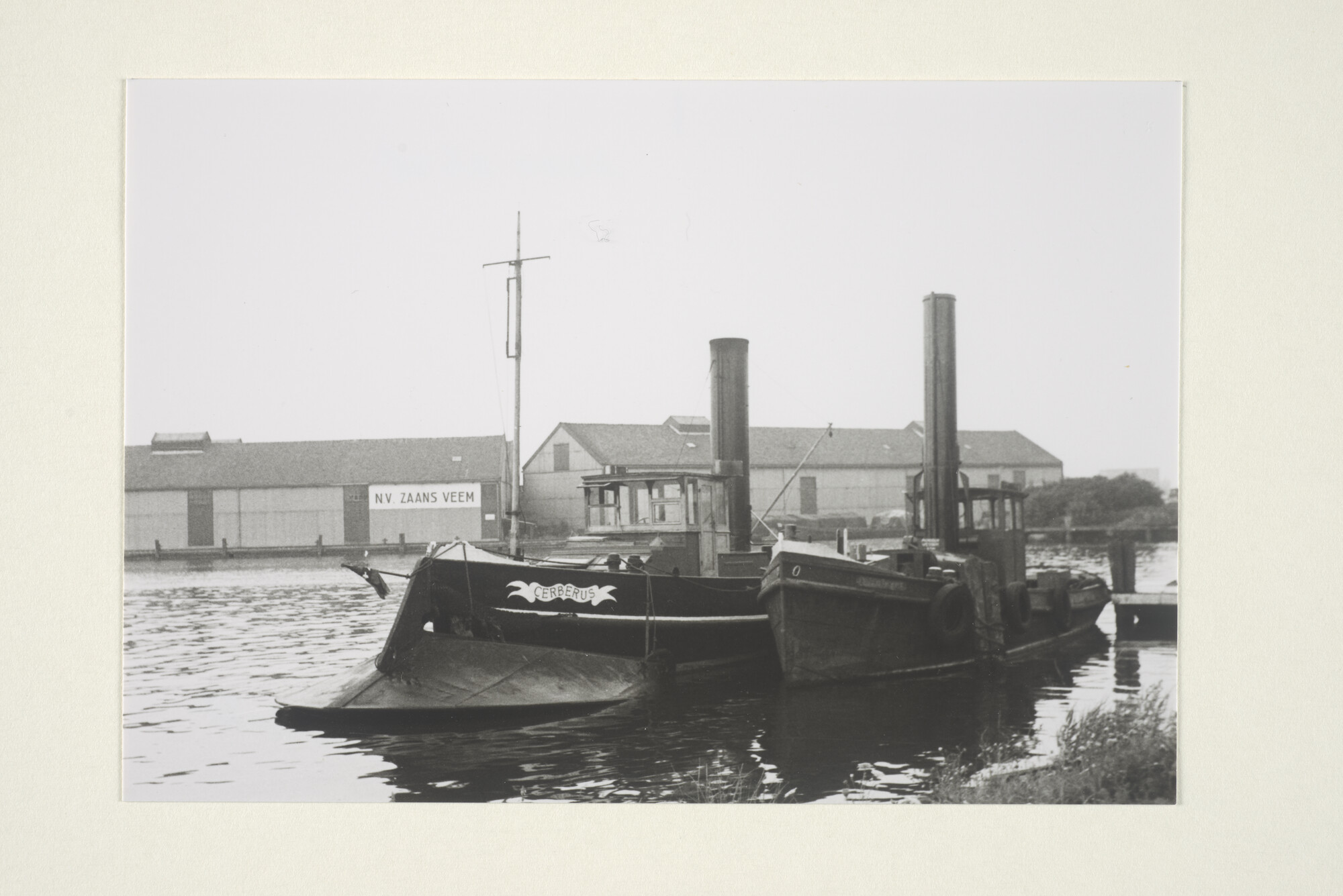 2000.2636; Stoomsleepboot Cerberus, (ex- Havendienst IV) met ijsploeg aan de [...]; foto
