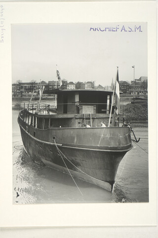 S.5219(12)0248; Foto's van de tewaterlating van de bergings- en brandblussleepboot 'Passaat' van Shell Tankers NV; fotoreportage