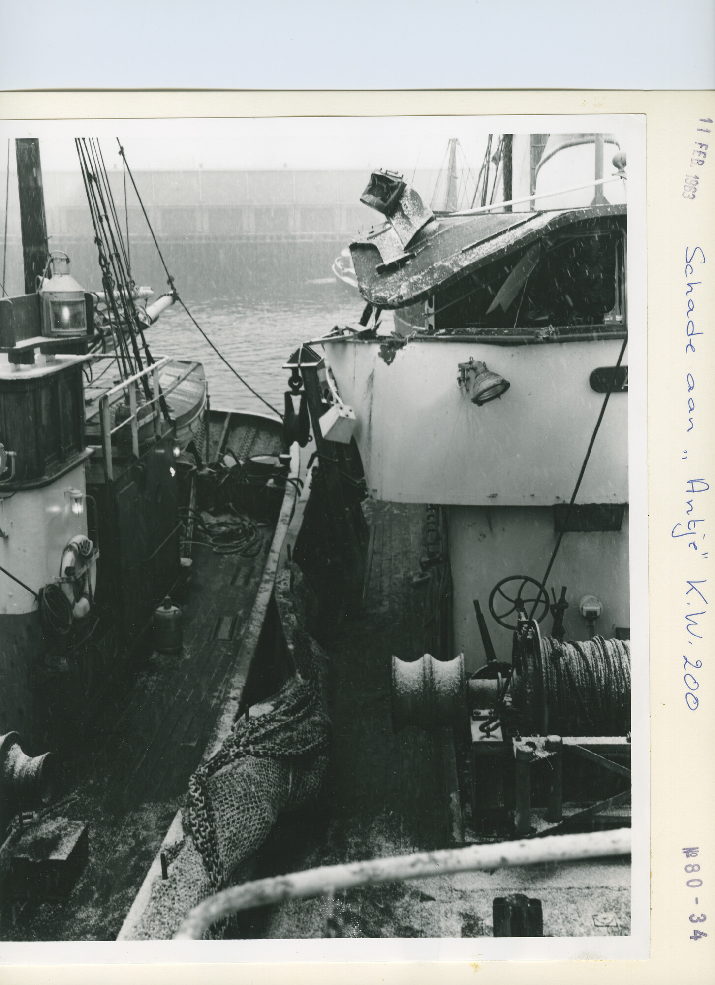 S.5444(4021)04; Foto van de aanvaringsschade bij het visserschip Antje (KW 200); foto