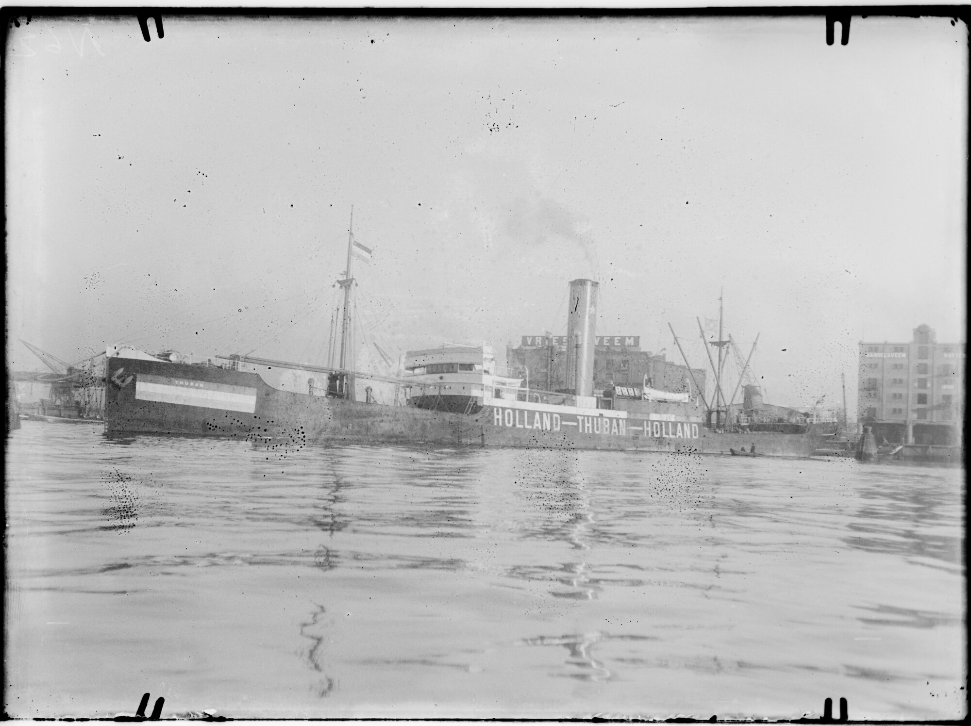 2018.1730; Glasnegatief van het vrachtschip Thuban (Nederlands, 1915); glasnegatief