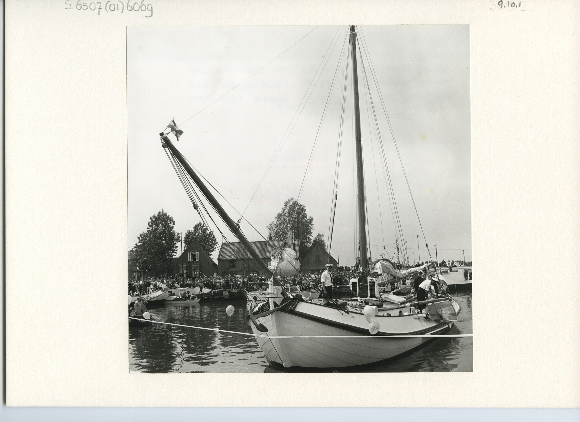 S.6507(01)6069; Foto van Lemsteraak de Groene Draeck tijdens de feestelijke opening van de nieuwe jachthaven van Spakenburg; foto
