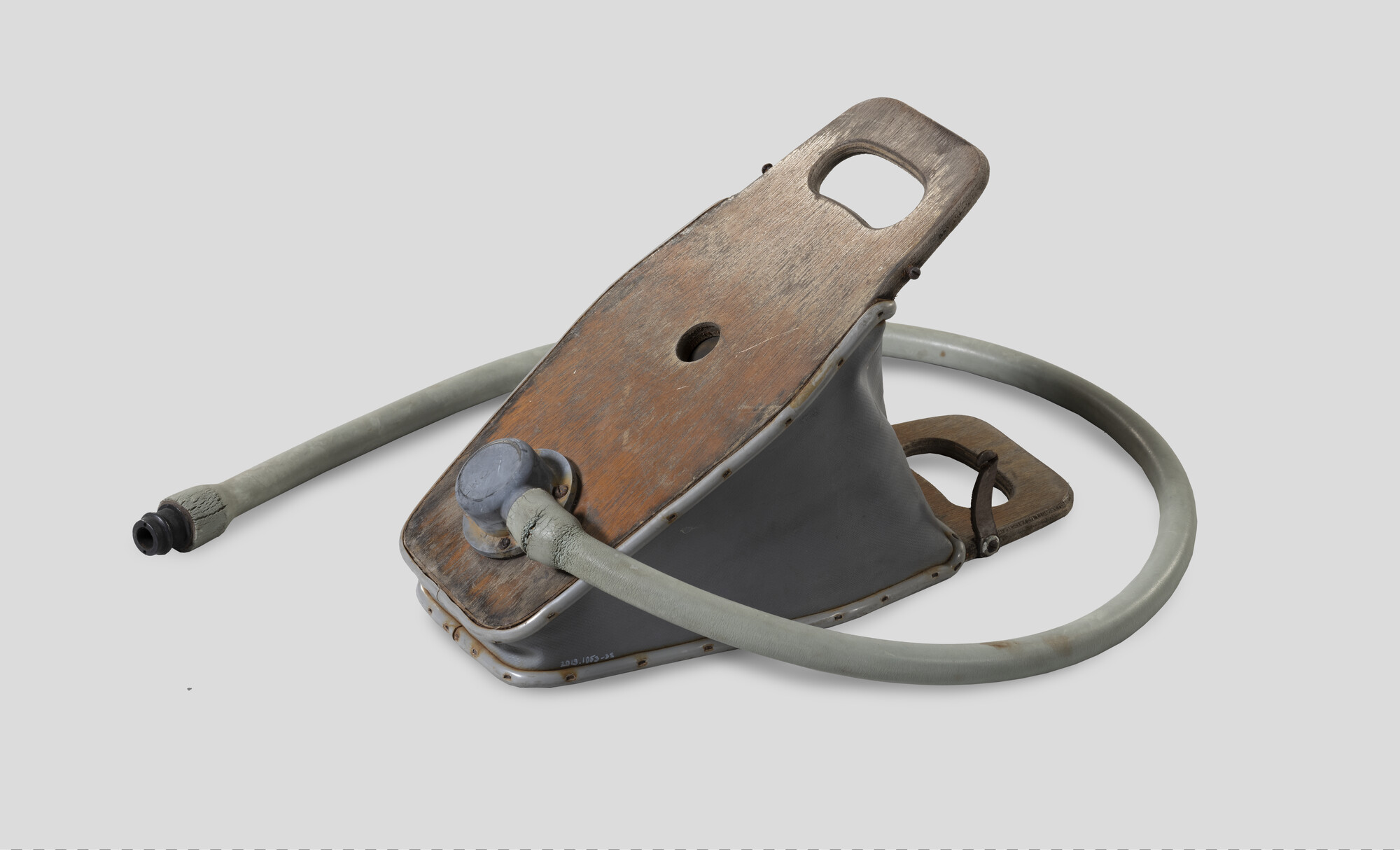 2019.1053-032; Voet-of handpomp met slang voor het opblazen van een boot, onderdeel van de uitrusting gebruikt door Herman Jansen tijdens zijn zeilreizen met de Sounion; pomp