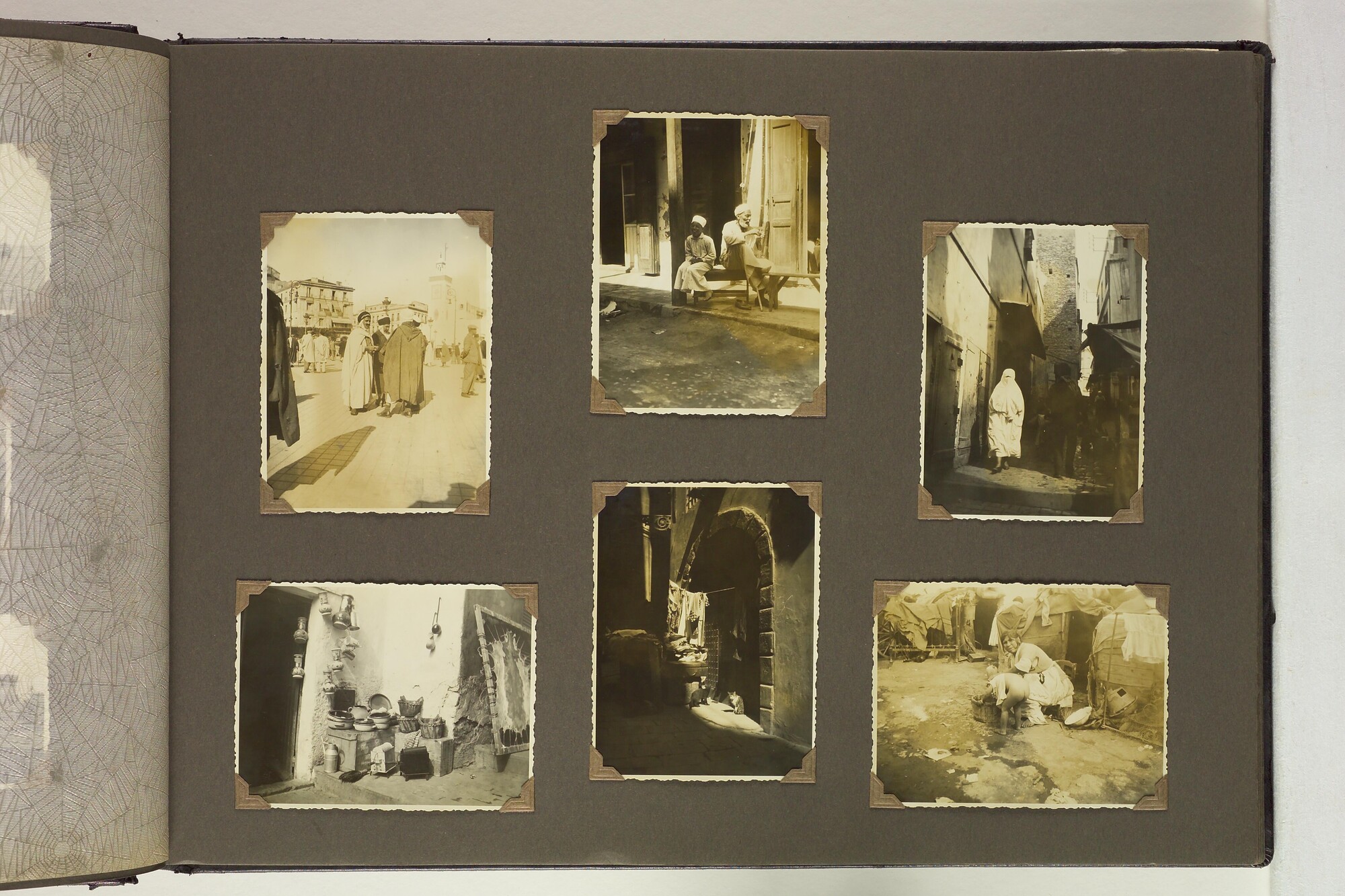 S.5548(091); Persoonlijk album van J.D. van Schooten met foto's aan boord van het ss. Tjikini; fotoalbum