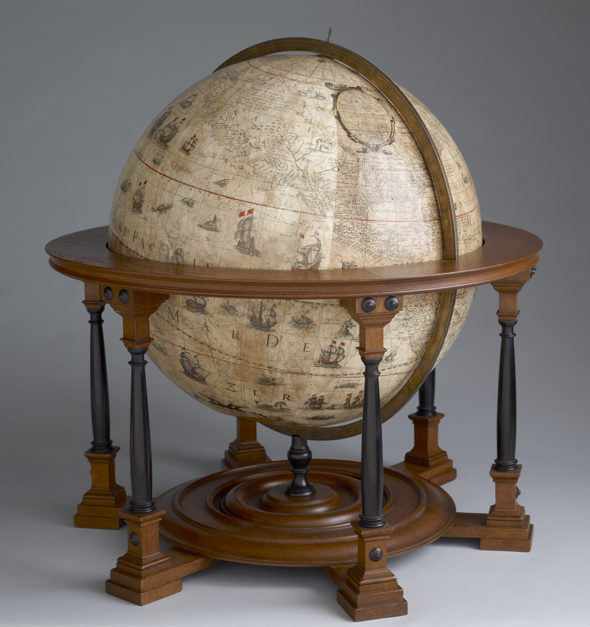 A.0145(025)03; Aardglobe van 53,5 cm doorsnede door Jodocus Hondius junior en Adriaen Veen, 1613; globe