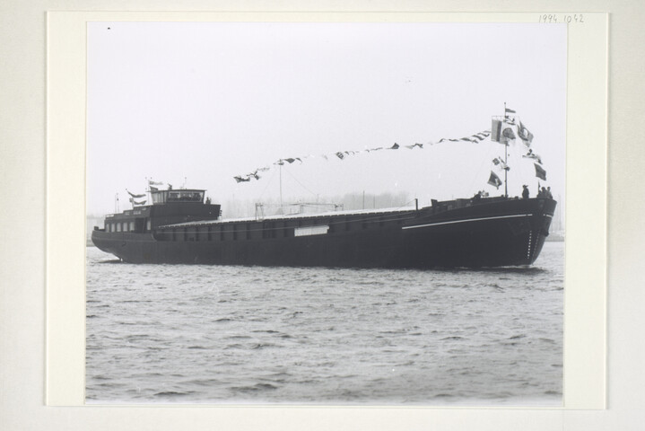 1994.1042; (Voorheen) Album met voorbeeldfolders en fotos van de bij Scheepswerf Van [...]; fotoalbum