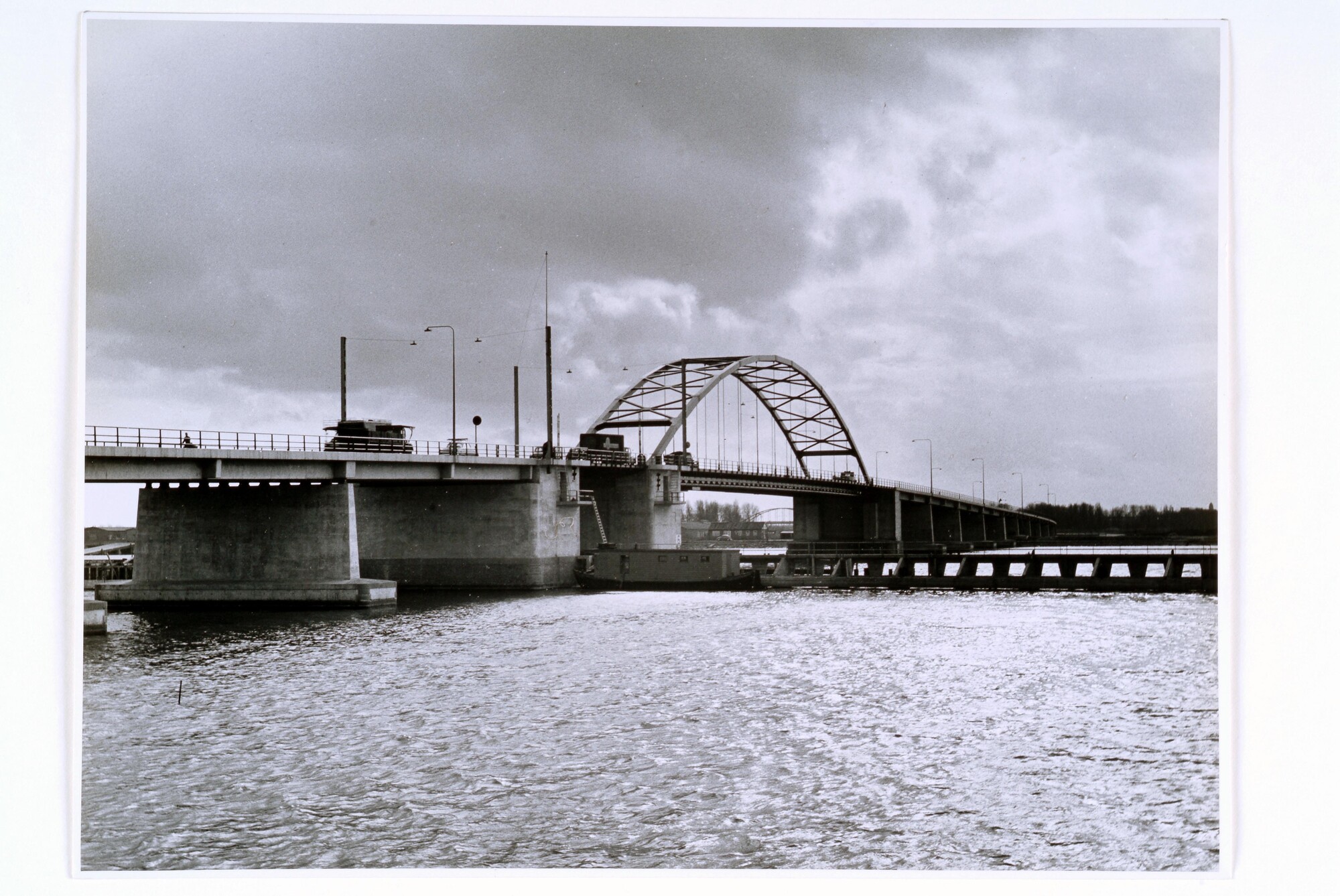 1998.0147; De Schellingwouderbrug te Amsterdam, september 1958; foto