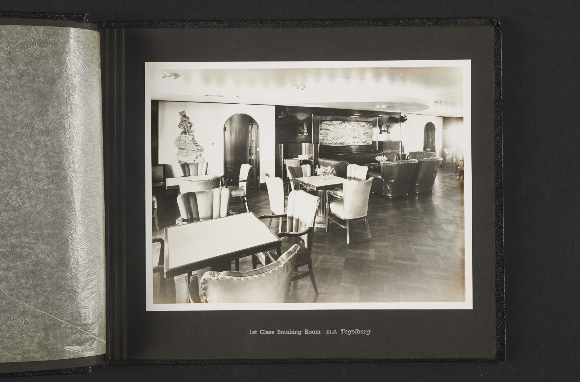 2015.1295; Fotoalbum van de Royal Interocean Lines met (hoofdzakelijk) interieurfoto’s van de Tegelberg, Tjitjalengka en Straat Makassar; fotoalbum