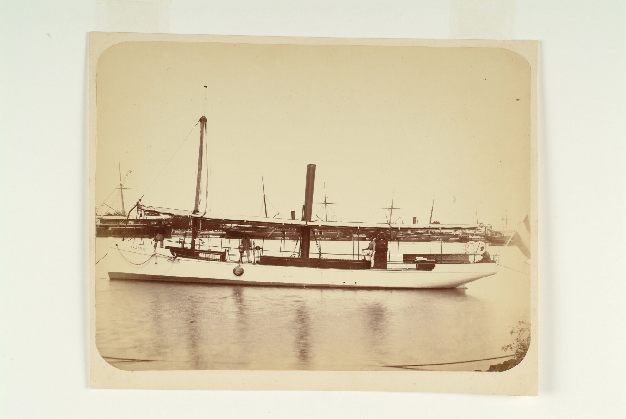 S.1158 B [nr 0002]; Het gewestelijk vaartuig Jeanne onder beheer der Havenmeesters in Nederlands-Indië; foto