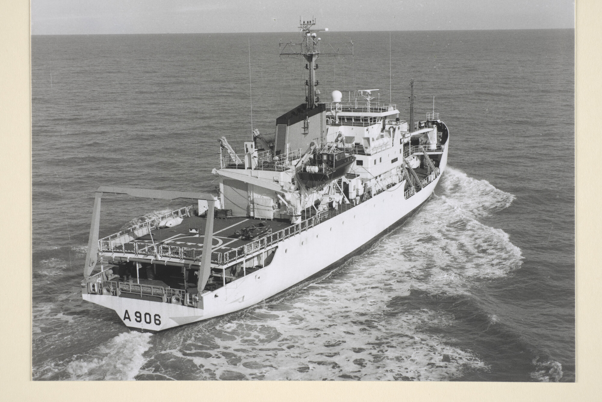 1996.1385; Een luchtfoto van het oceanografisch onderzoeksvaartuig Hr.Ms. Tydeman (A 906) [...]; foto