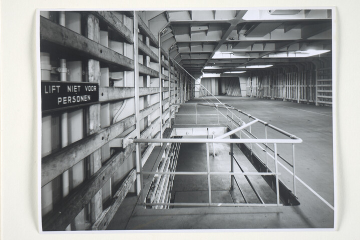 S.5219(12)0462; Foto's van het Ro-Ro vrachtschip ms. 'Amstelstroom', gebouwd op de langshelling van de ASM, afgemeerd in de Rotterdmase haven afgemeerd; fotoreportage