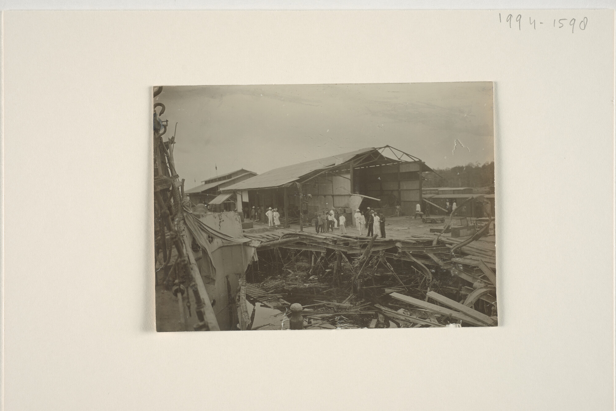 1994.1598; Schadefoto's van het ss. 'Pahud' na de ketelexplosie aan de steiger te Belawan-Deli, april 1908; fotoreportage