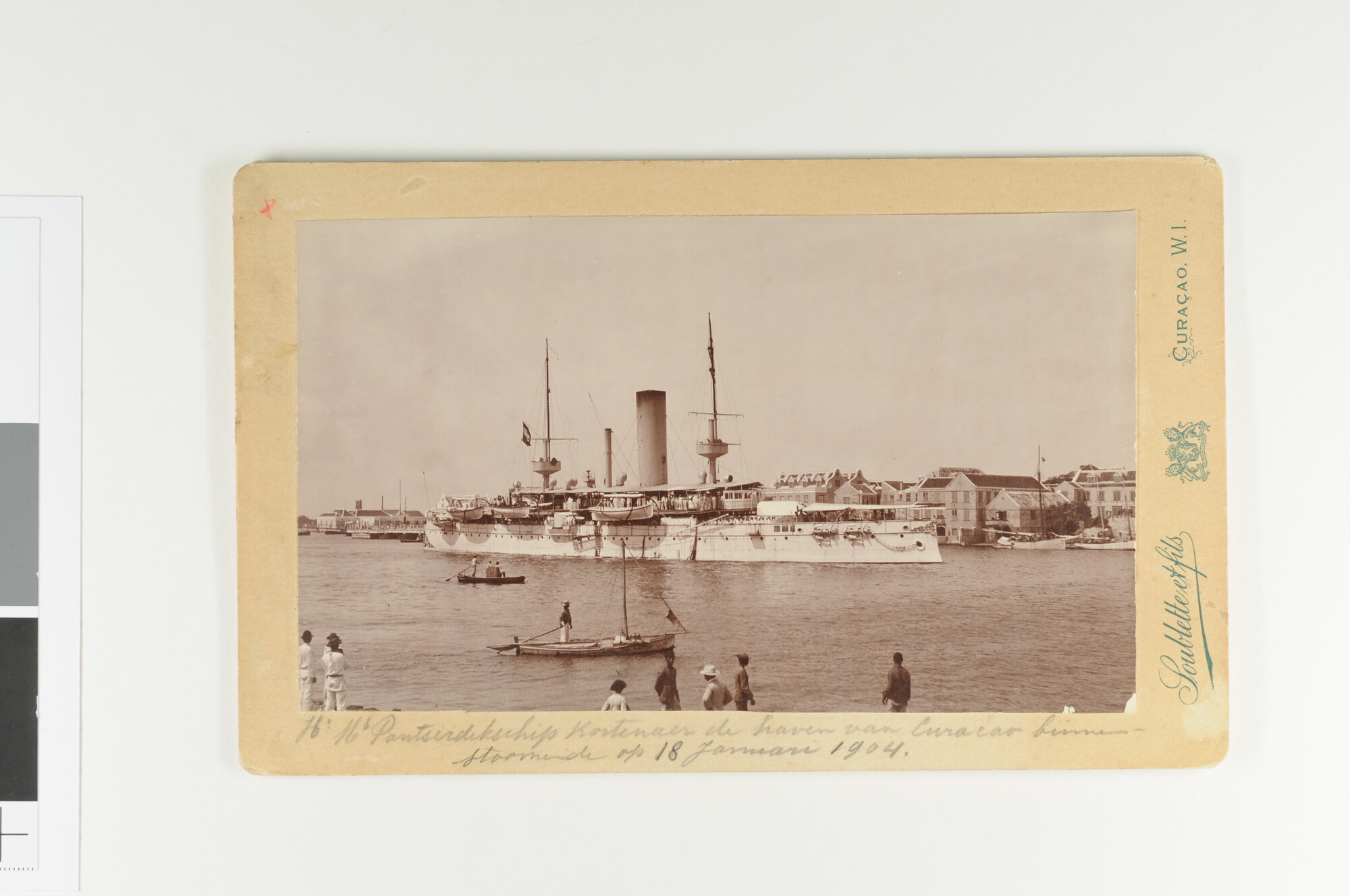S.0657(12)c; Het pantserschip Hr.Ms. 'Kortenaer' loopt Willemstad (Curaçao) binnen, 1904; foto