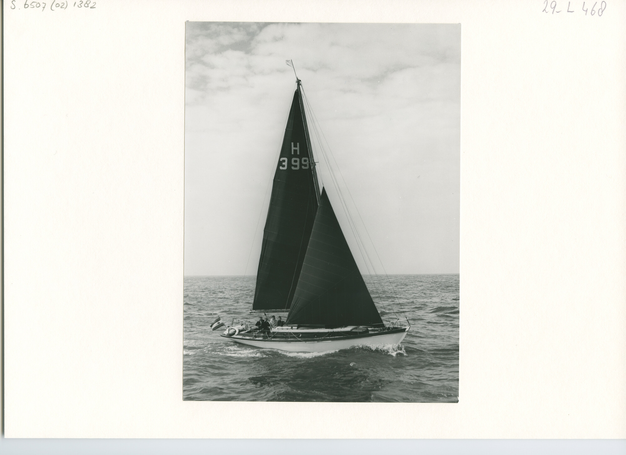 S.6507(02)1382.01; Zwart-wit foto van deelnemers aan de Hoek van Holland-Harwich-race aan de wind; foto