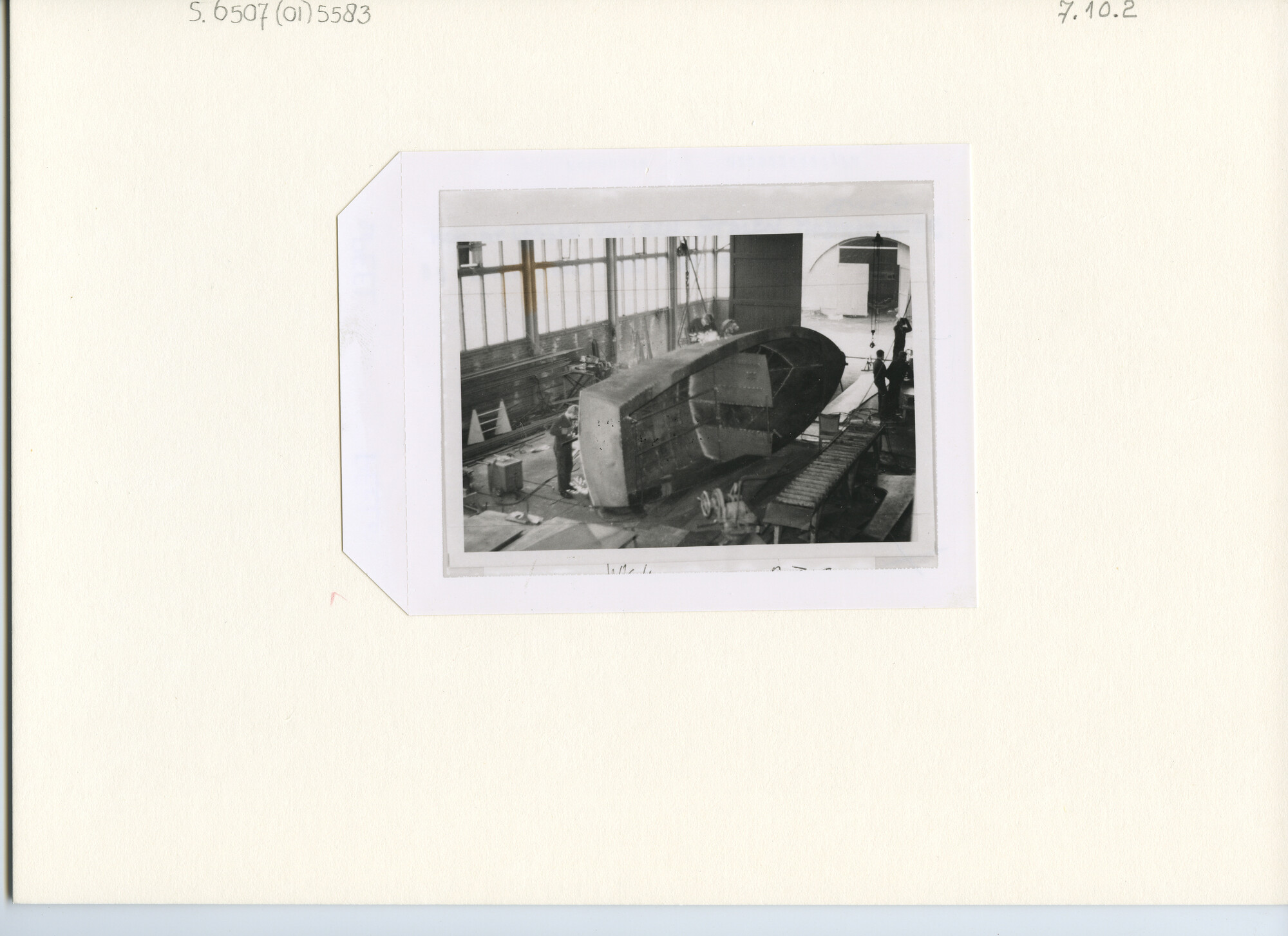S.6507(01)5583; Foto van het aflassen van een stalen motorkruiser bij jachtwerf "De Peereboom"; foto
