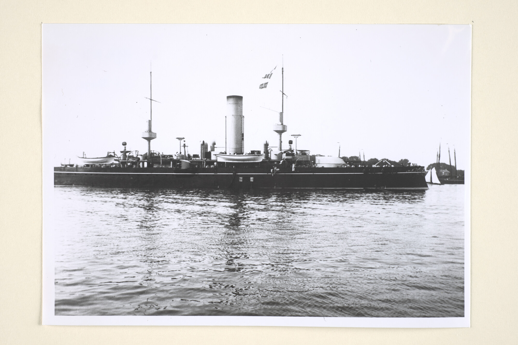 1994.7121; Het pantserschip Hr.Ms. Piet Hein op het IJ voor Amsterdam; foto