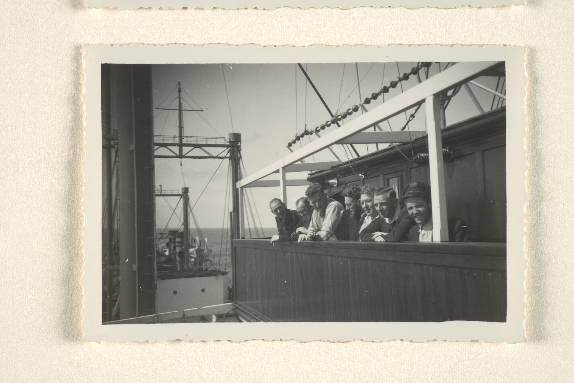 1996.0577; Fotoimpressies van het vertrek uit Amsterdam en leven aan boord van het walvismoederschip ms. Willem Barendsz (I); fotoreportage